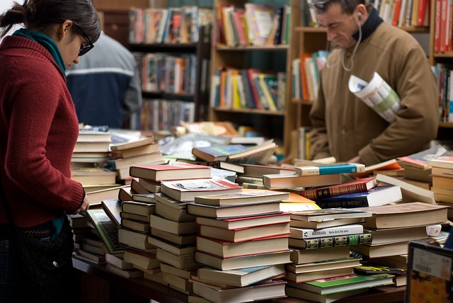 lidé v knihkupectví.jpg