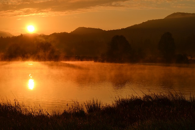 východ slunce nad jezerem